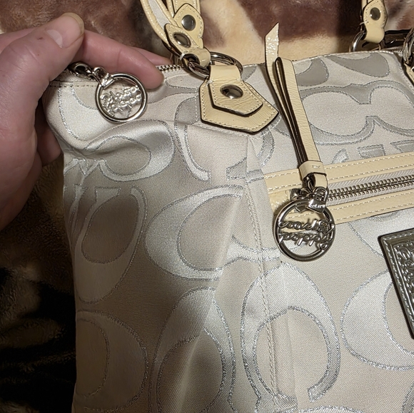 Coach Ivory and Creme Glam Poppy Signature Tote - Picture 8 of 16